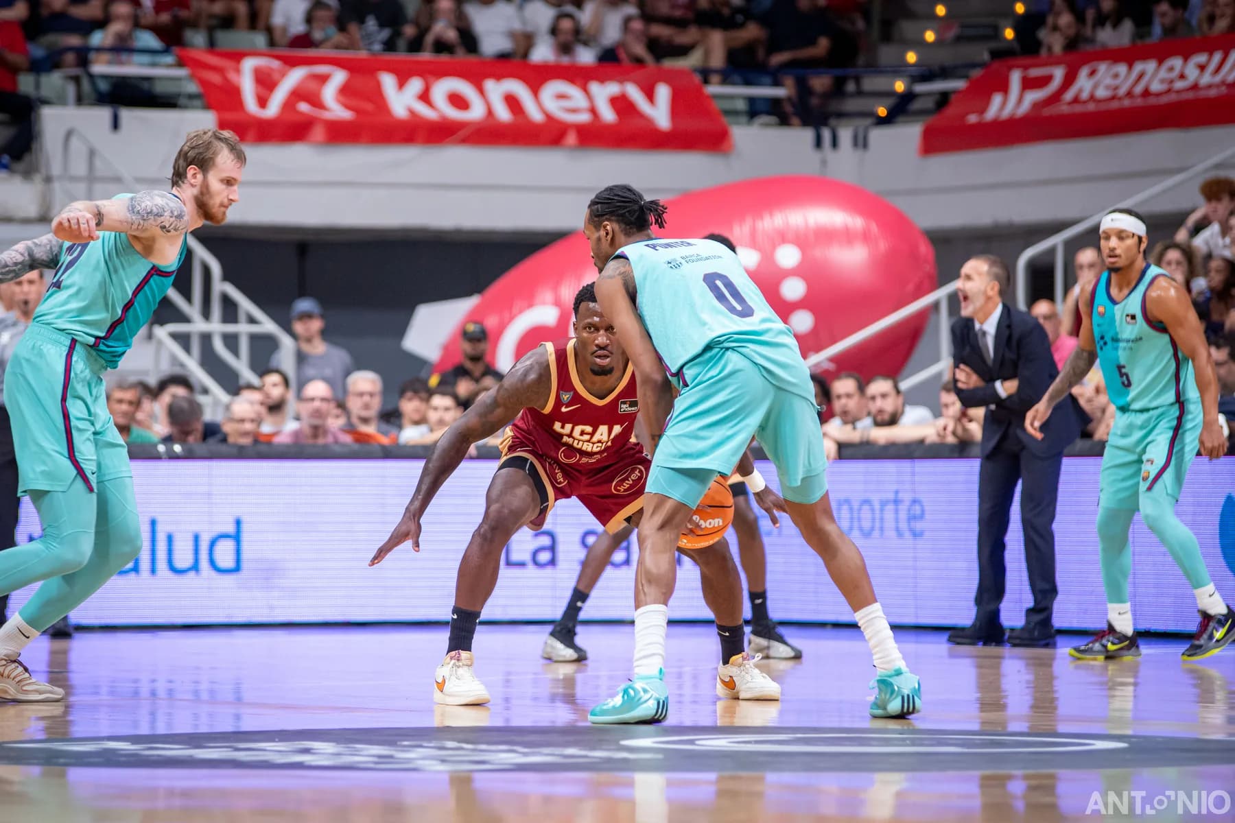 Fotografía 14 del partido UCAM Murcia - Barça.