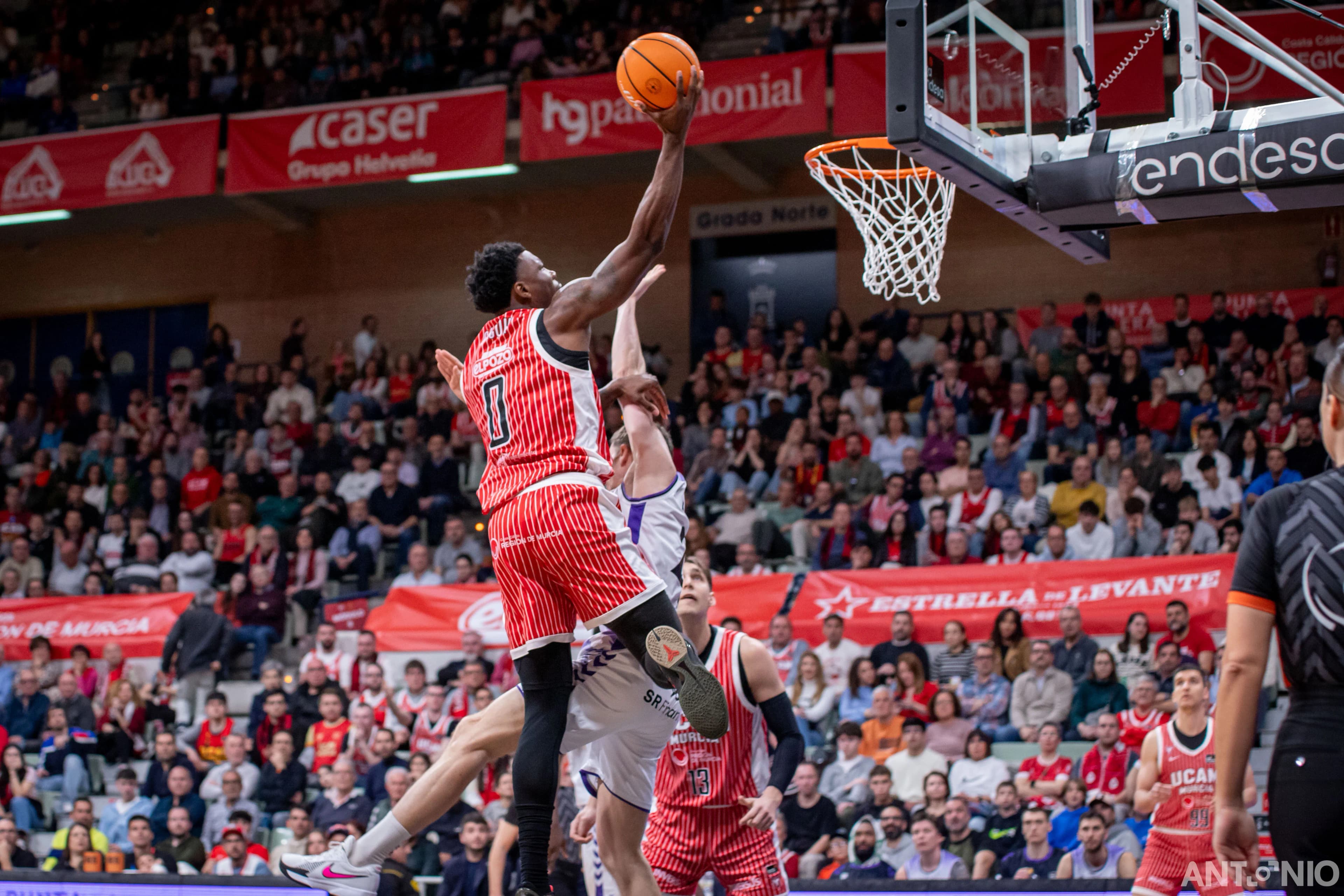 Fotografía 10 de Devontae Cacok en Cast To Cast Baloncesto.
