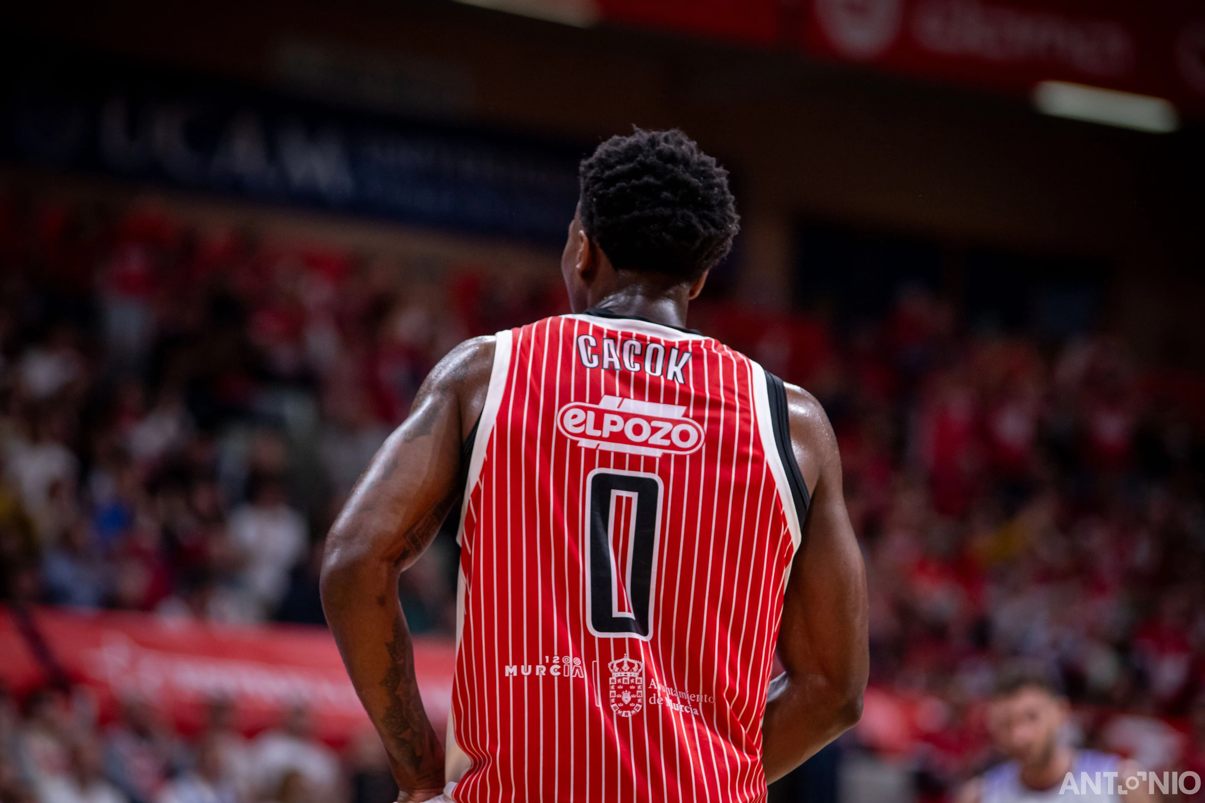Fotografía 11 de Devontae Cacok en Cast To Cast Baloncesto.
