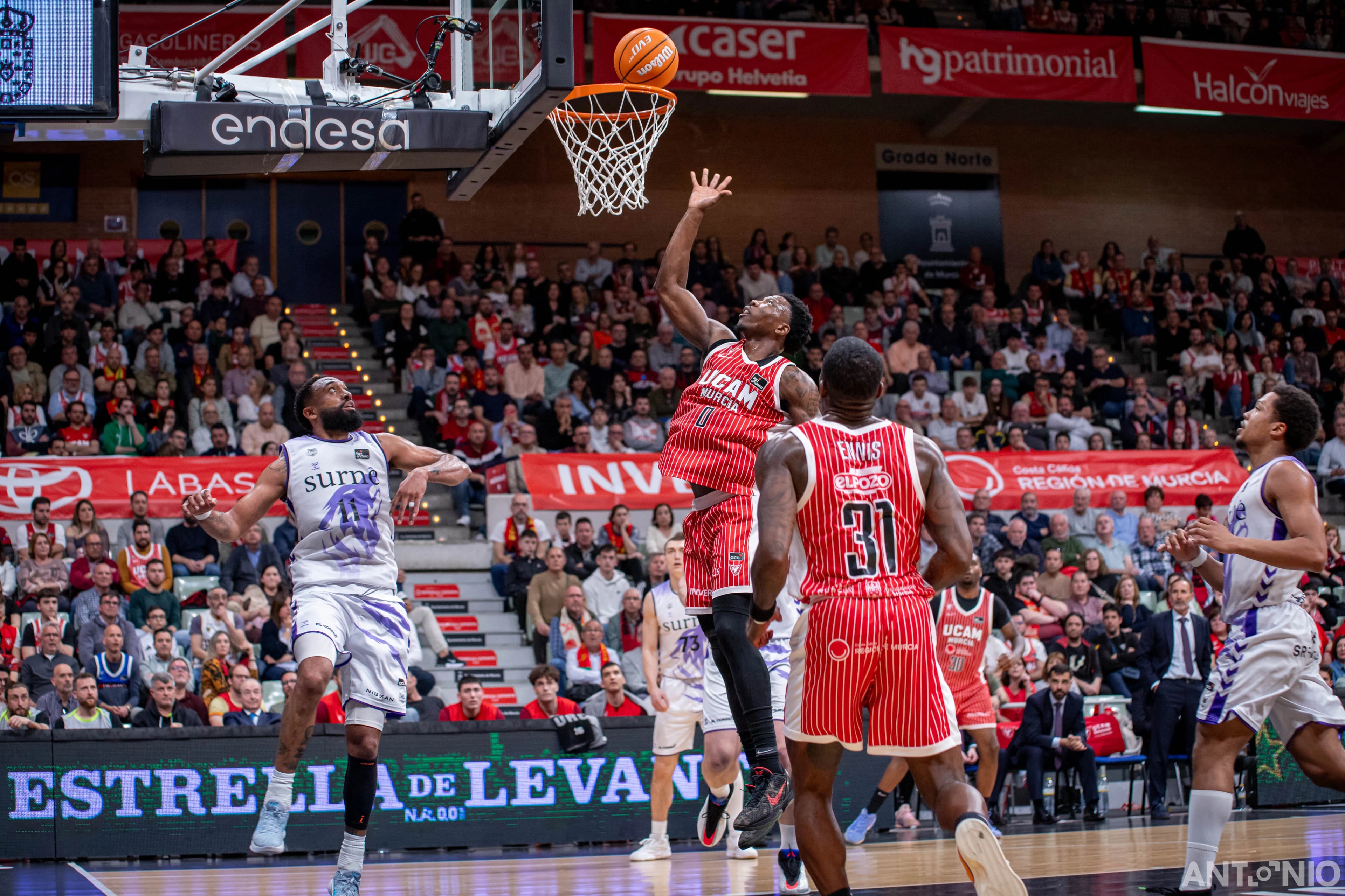 Fotografía 12 de Devontae Cacok en Cast To Cast Baloncesto.