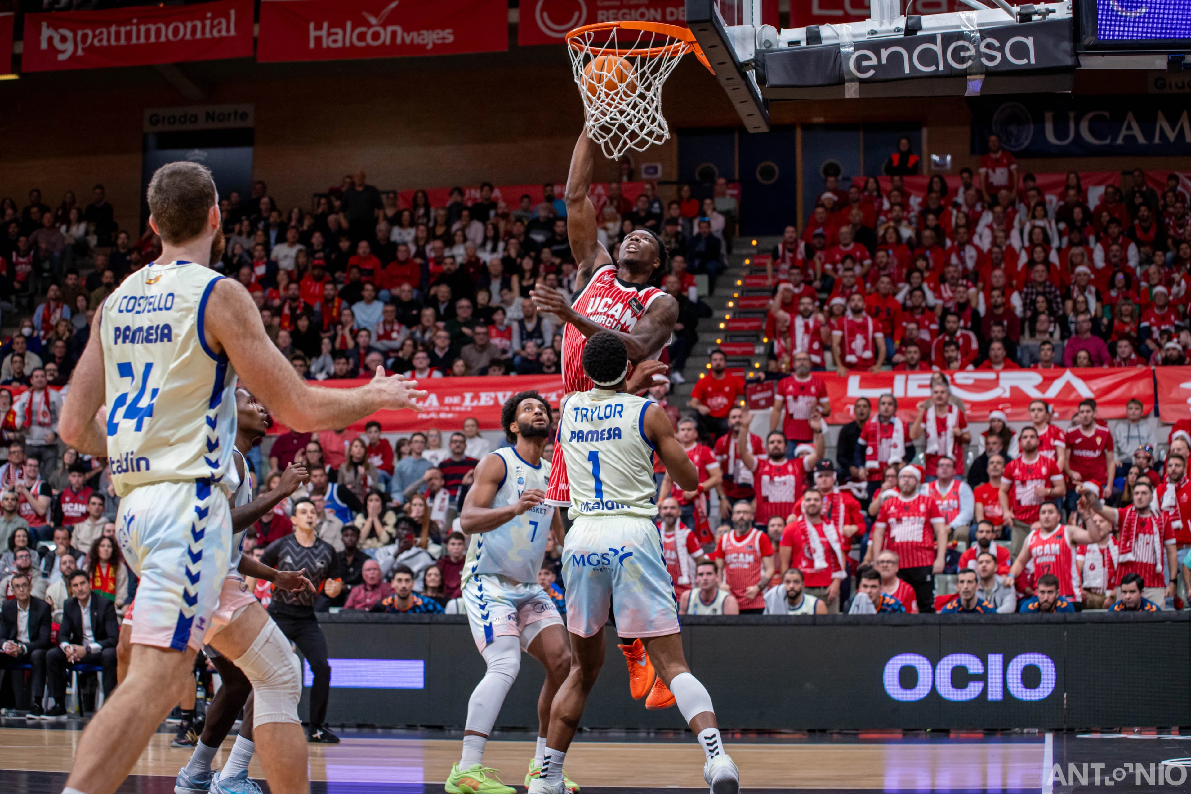 Fotografía 16 de Devontae Cacok en Cast To Cast Baloncesto.