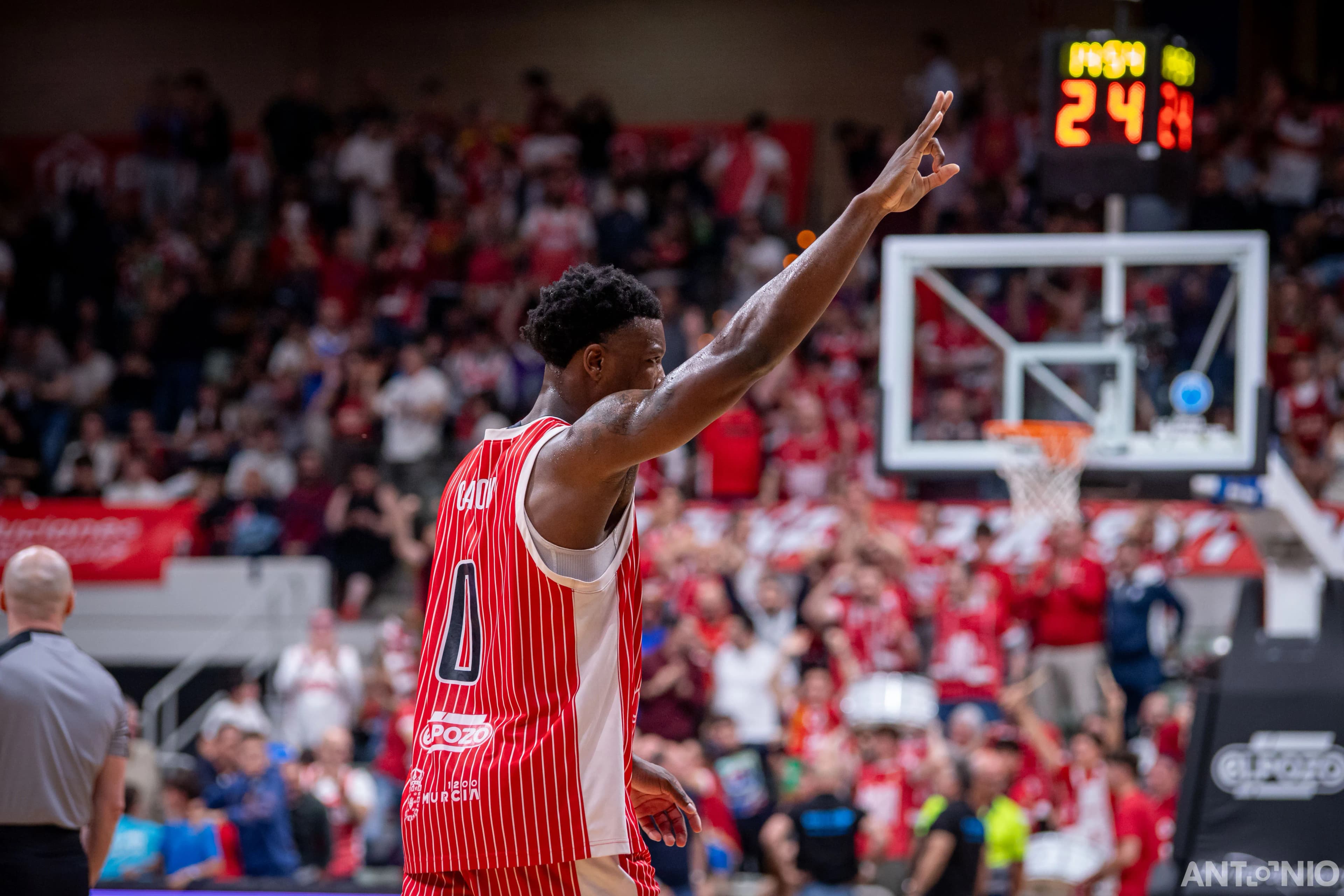 Fotografía 17 de Devontae Cacok en Cast To Cast Baloncesto.