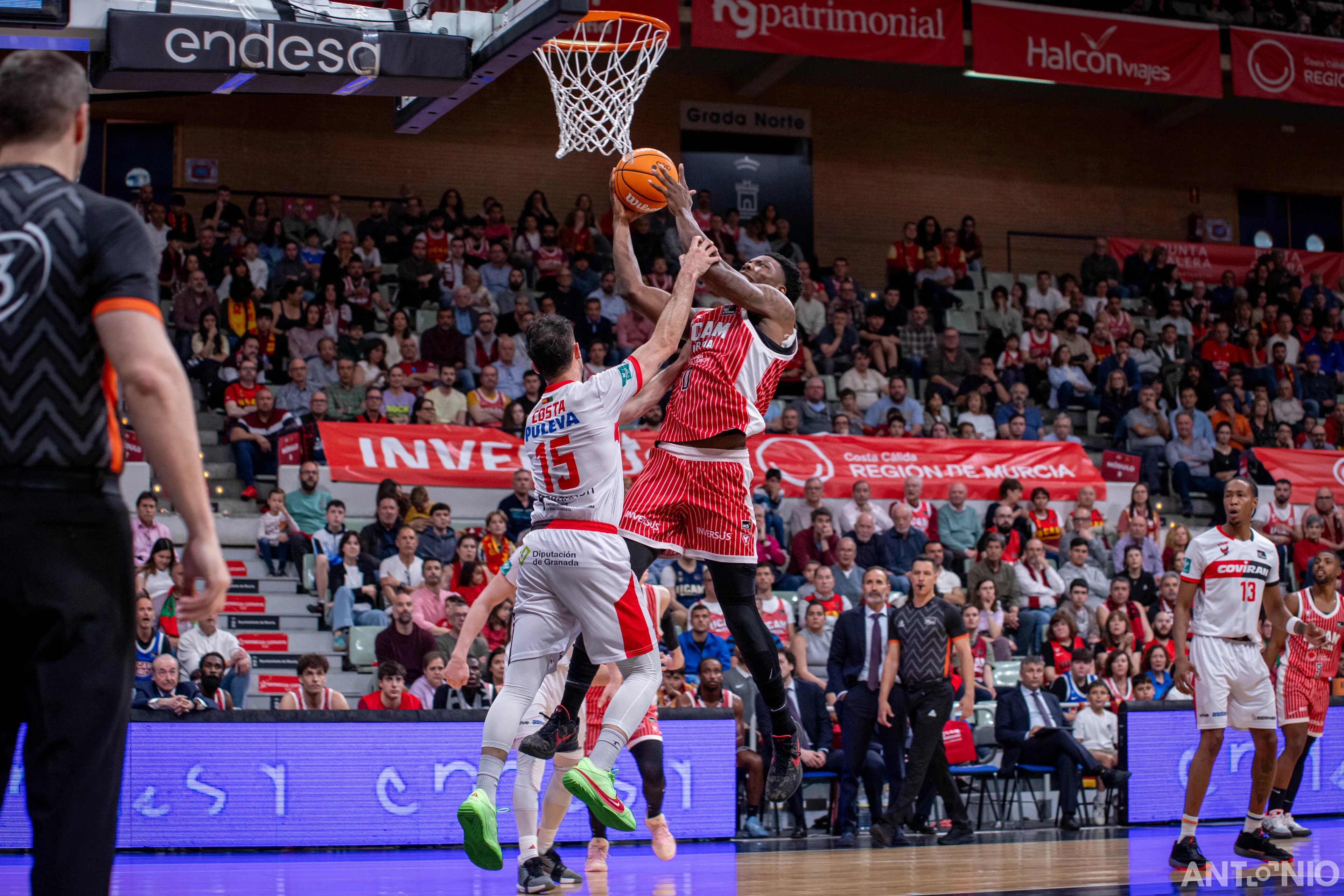 Fotografía 25 de Devontae Cacok en Cast To Cast Baloncesto.