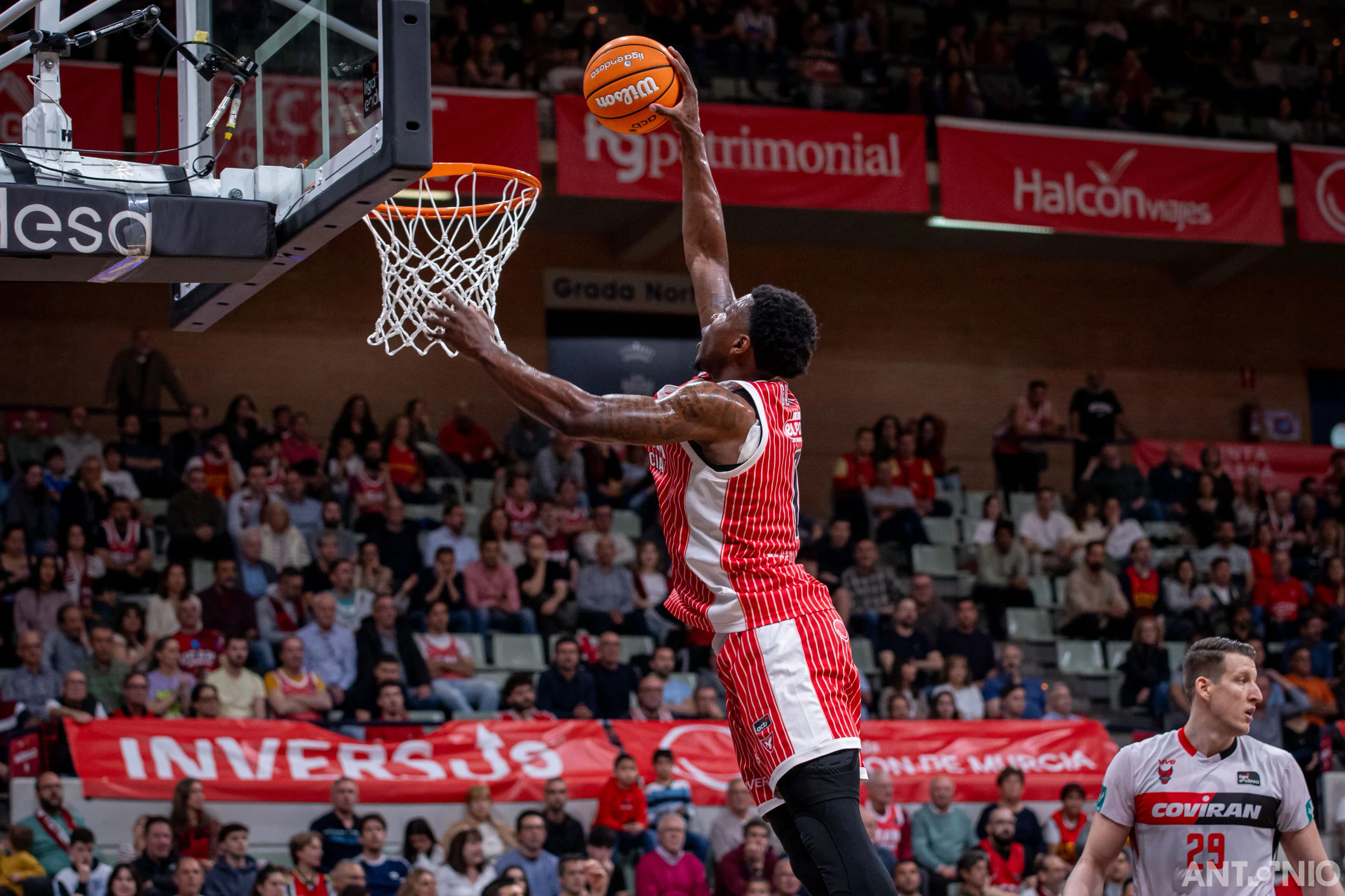 Fotografía 28 de Devontae Cacok en Cast To Cast Baloncesto.