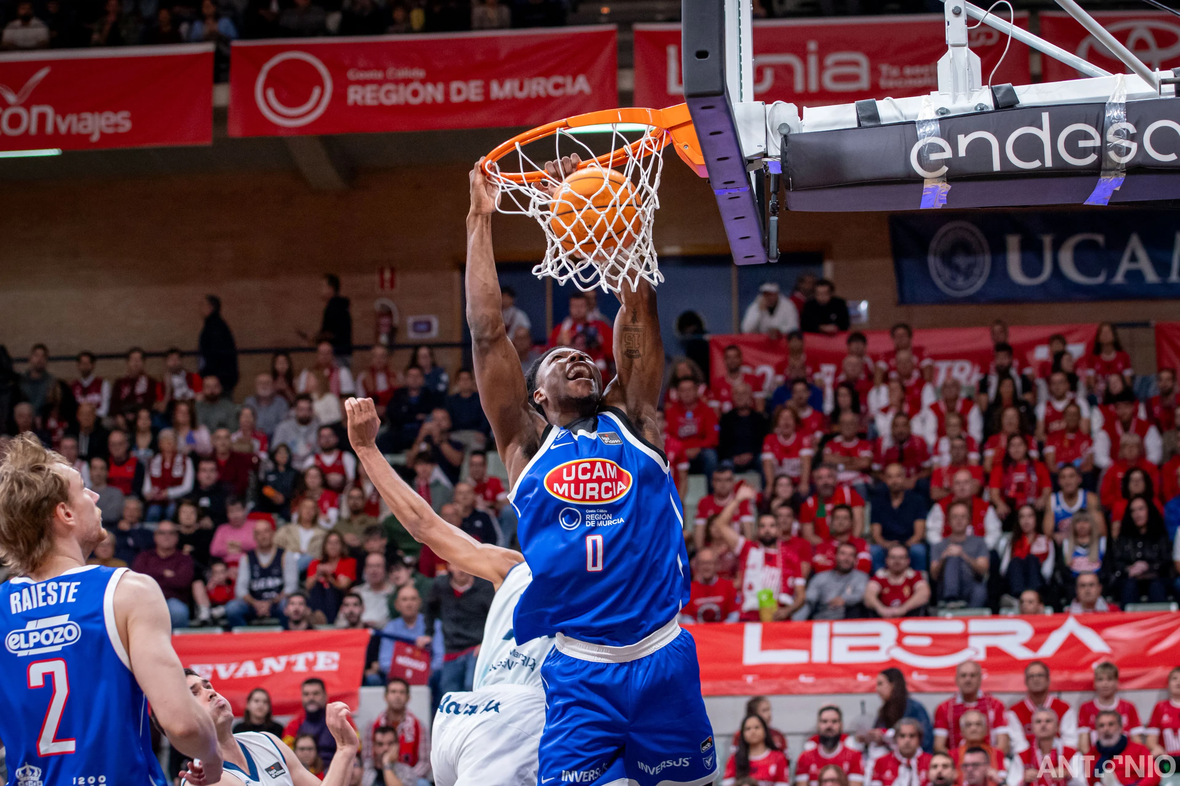 Fotografía 29 de Devontae Cacok en Cast To Cast Baloncesto.
