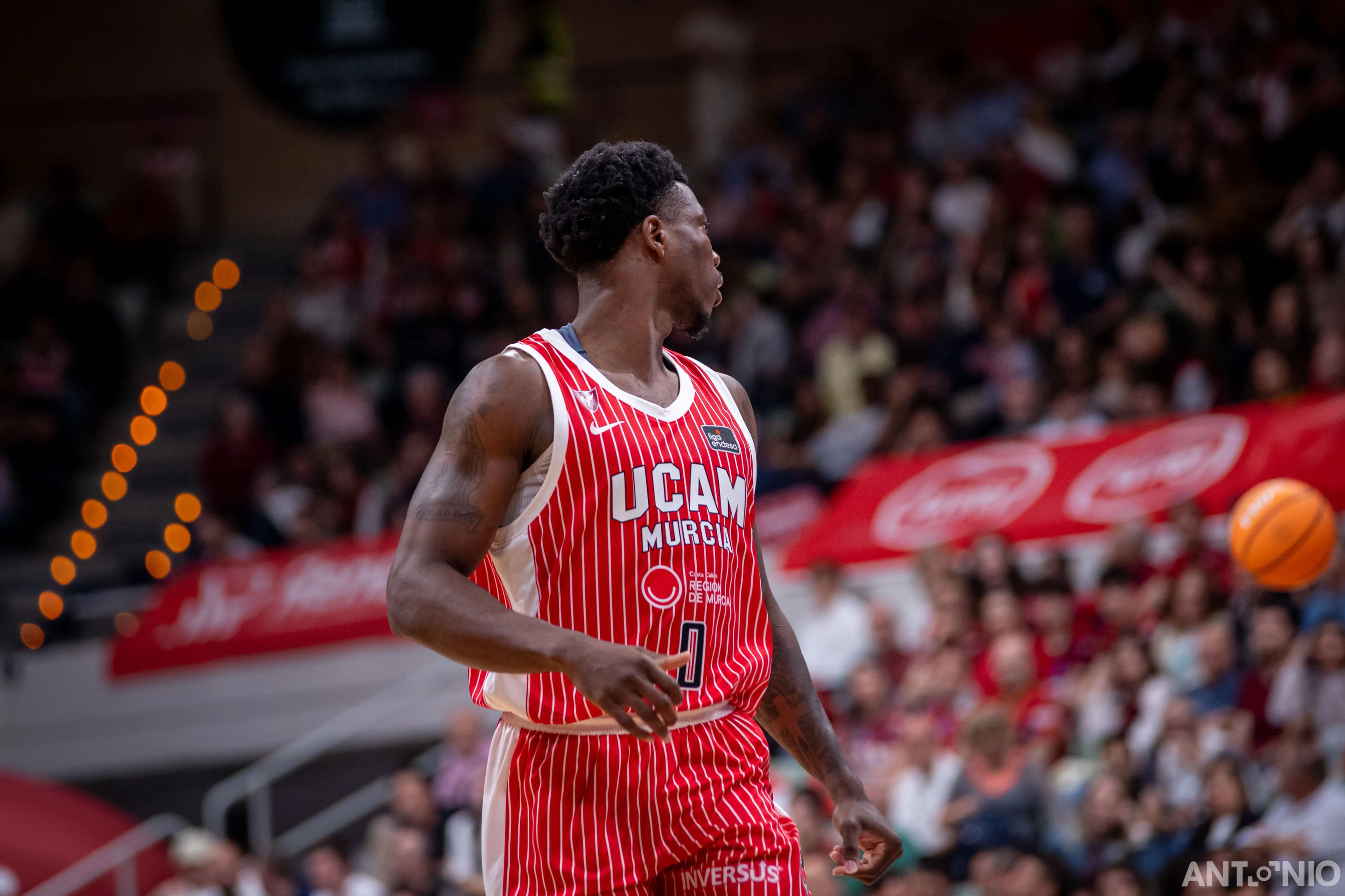 Fotografía 32 de Devontae Cacok en Cast To Cast Baloncesto.