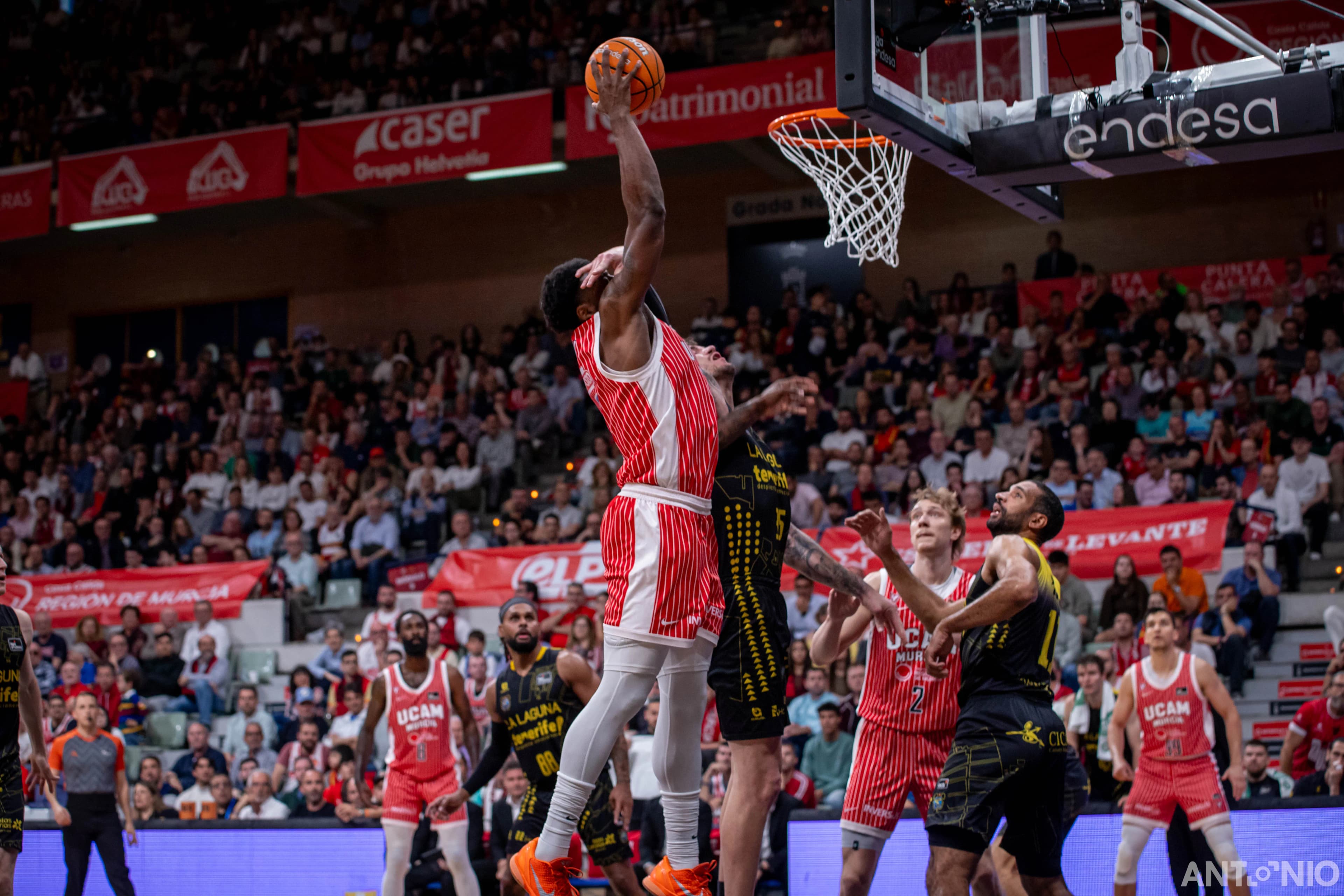 Fotografía 33 de Devontae Cacok en Cast To Cast Baloncesto.