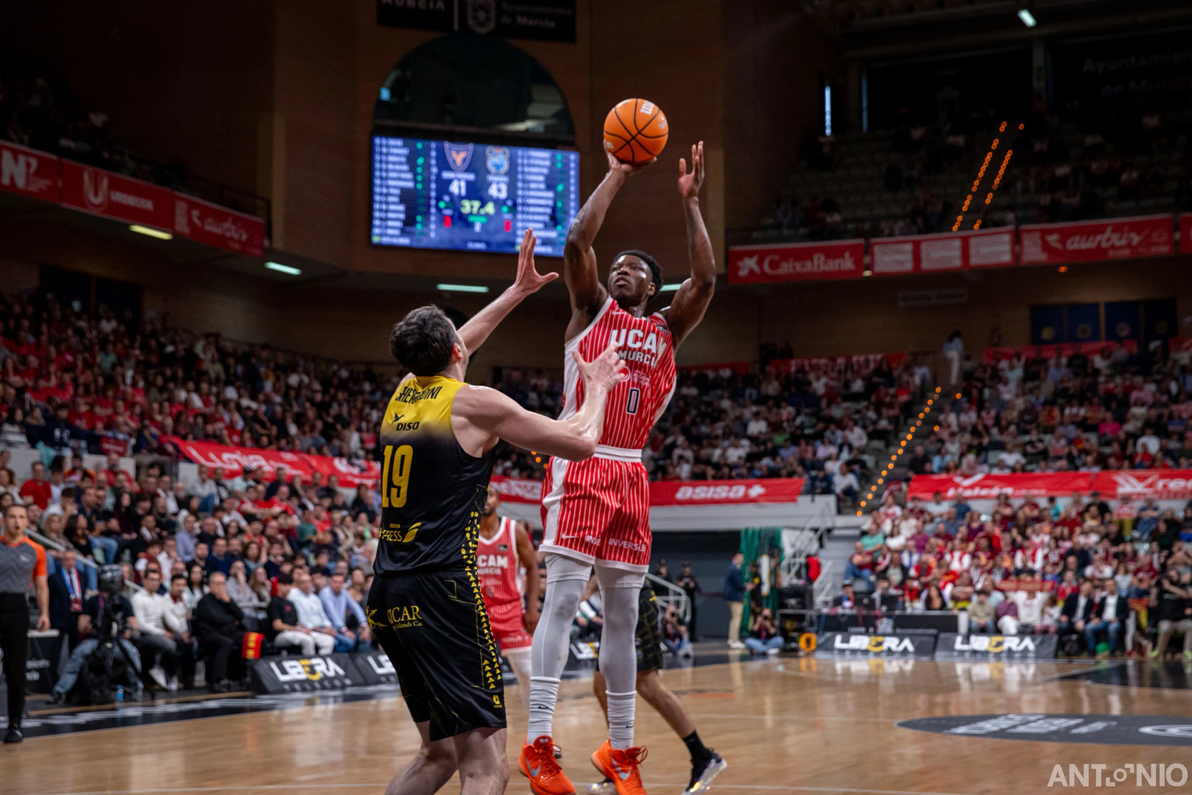 Fotografía 35 de Devontae Cacok en Cast To Cast Baloncesto.