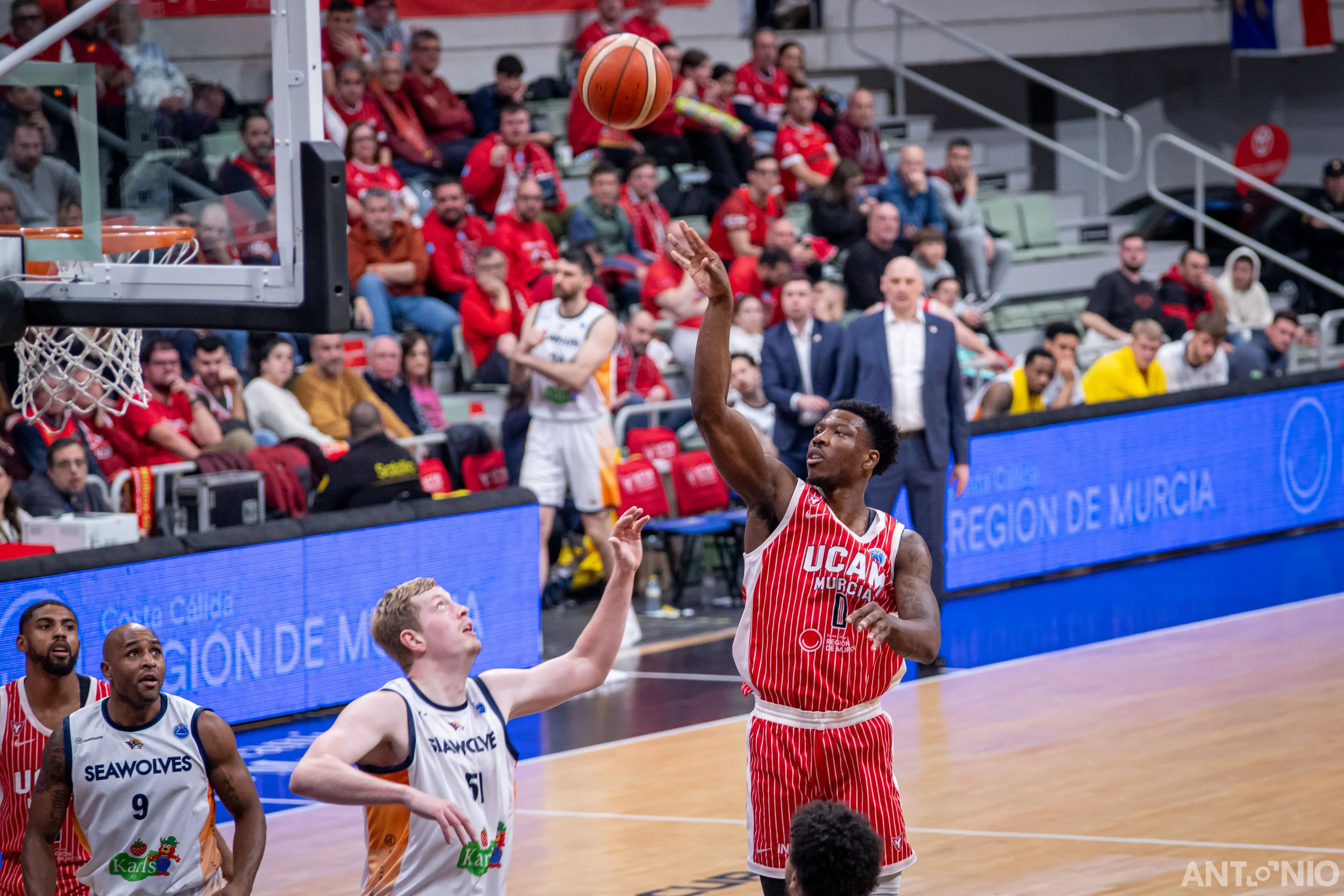Fotografía 37 de Devontae Cacok en Cast To Cast Baloncesto.