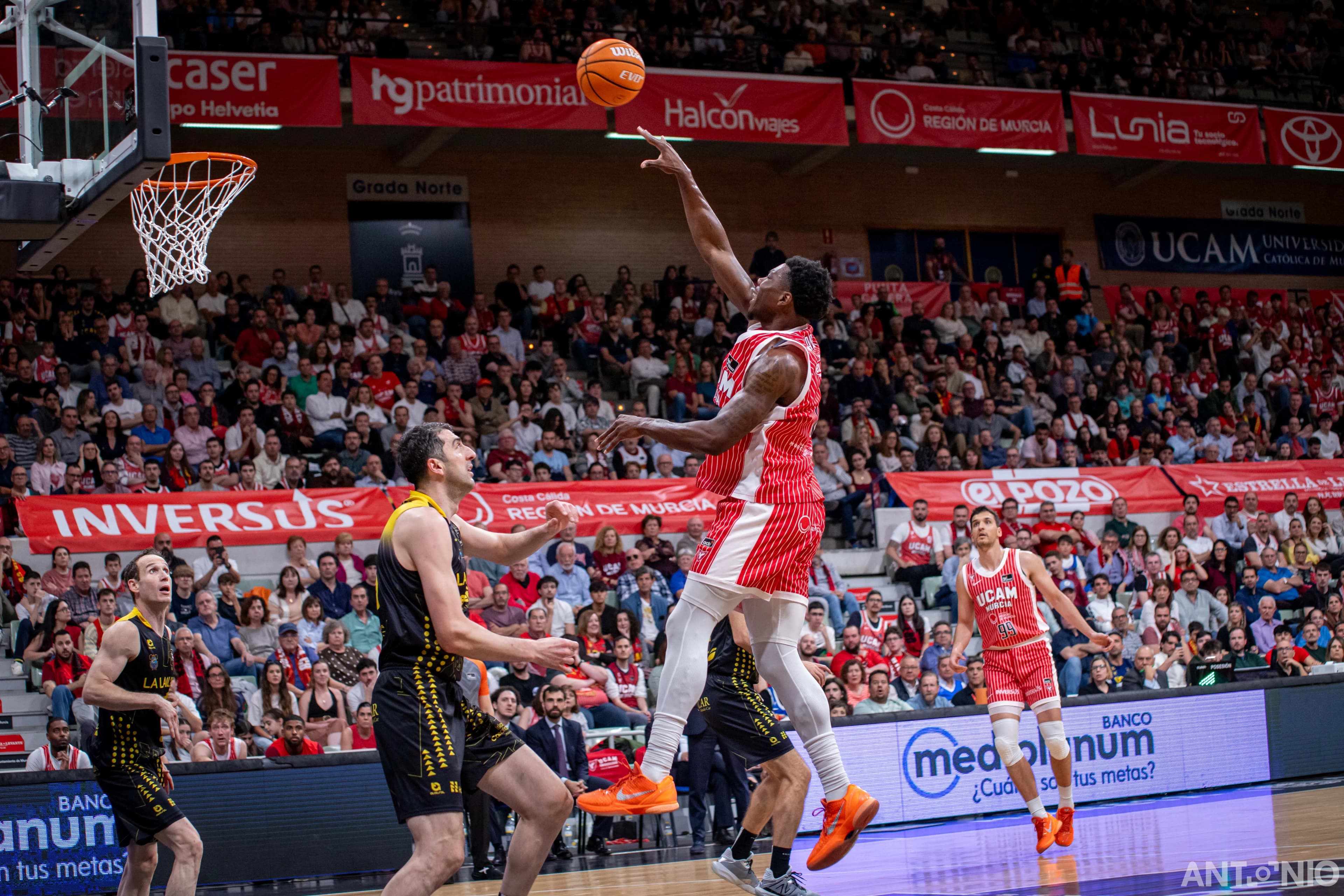 Fotografía 40 de Devontae Cacok en Cast To Cast Baloncesto.