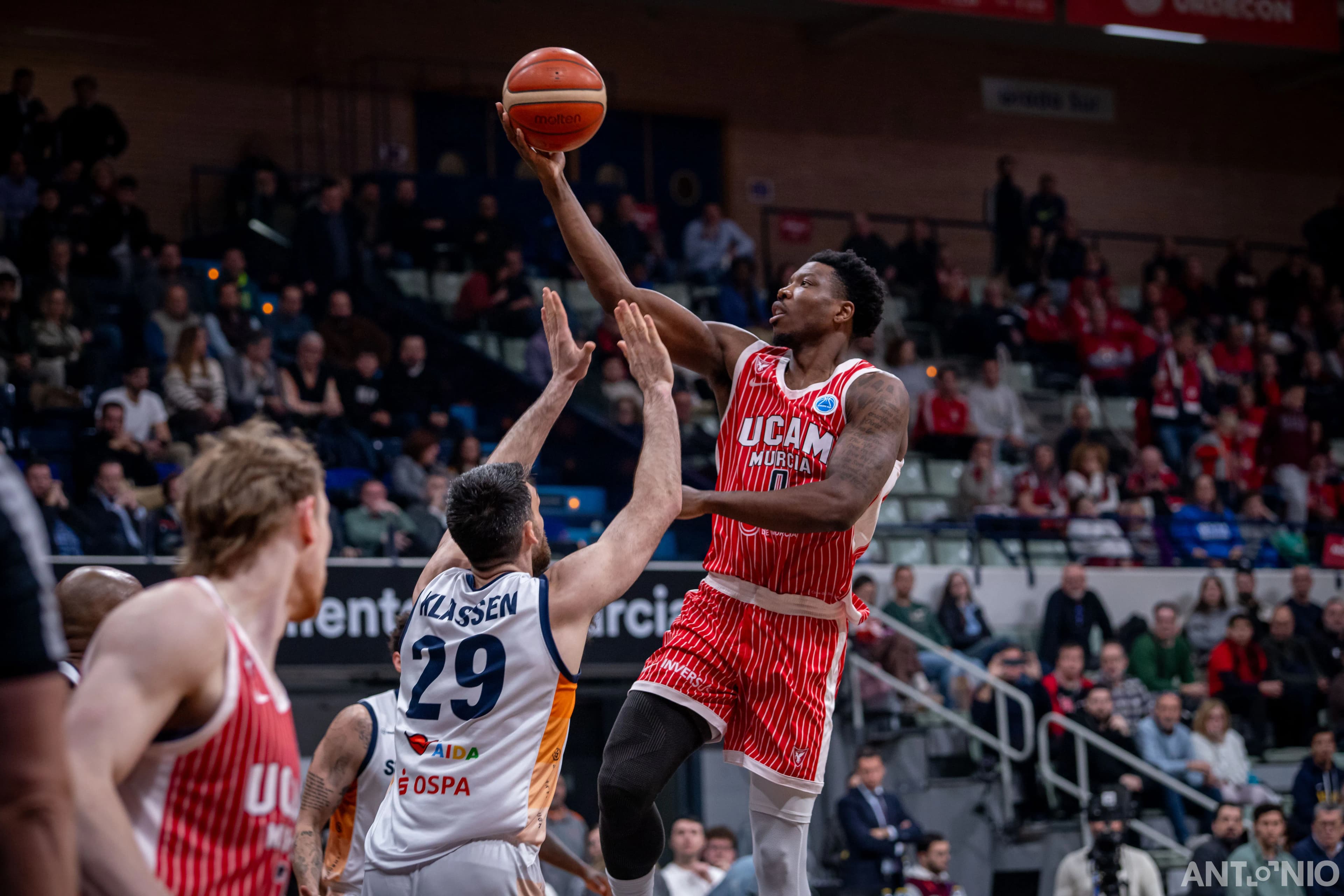 Fotografía 41 de Devontae Cacok en Cast To Cast Baloncesto.