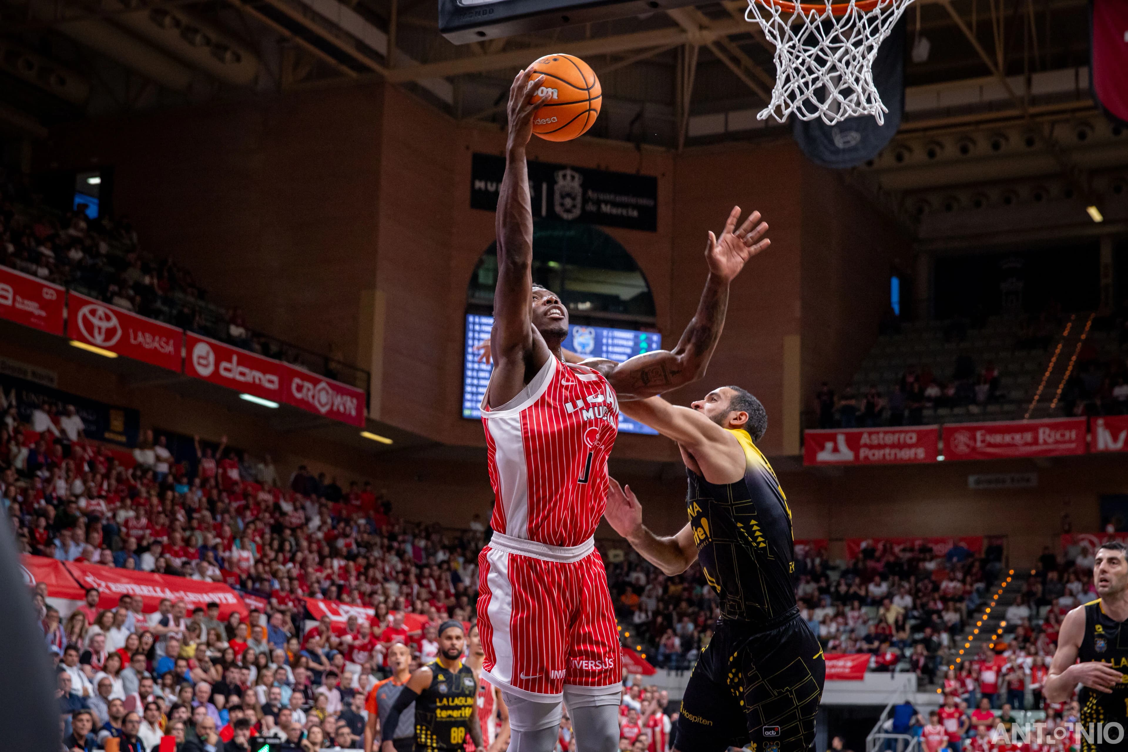 Fotografía 42 de Devontae Cacok en Cast To Cast Baloncesto.