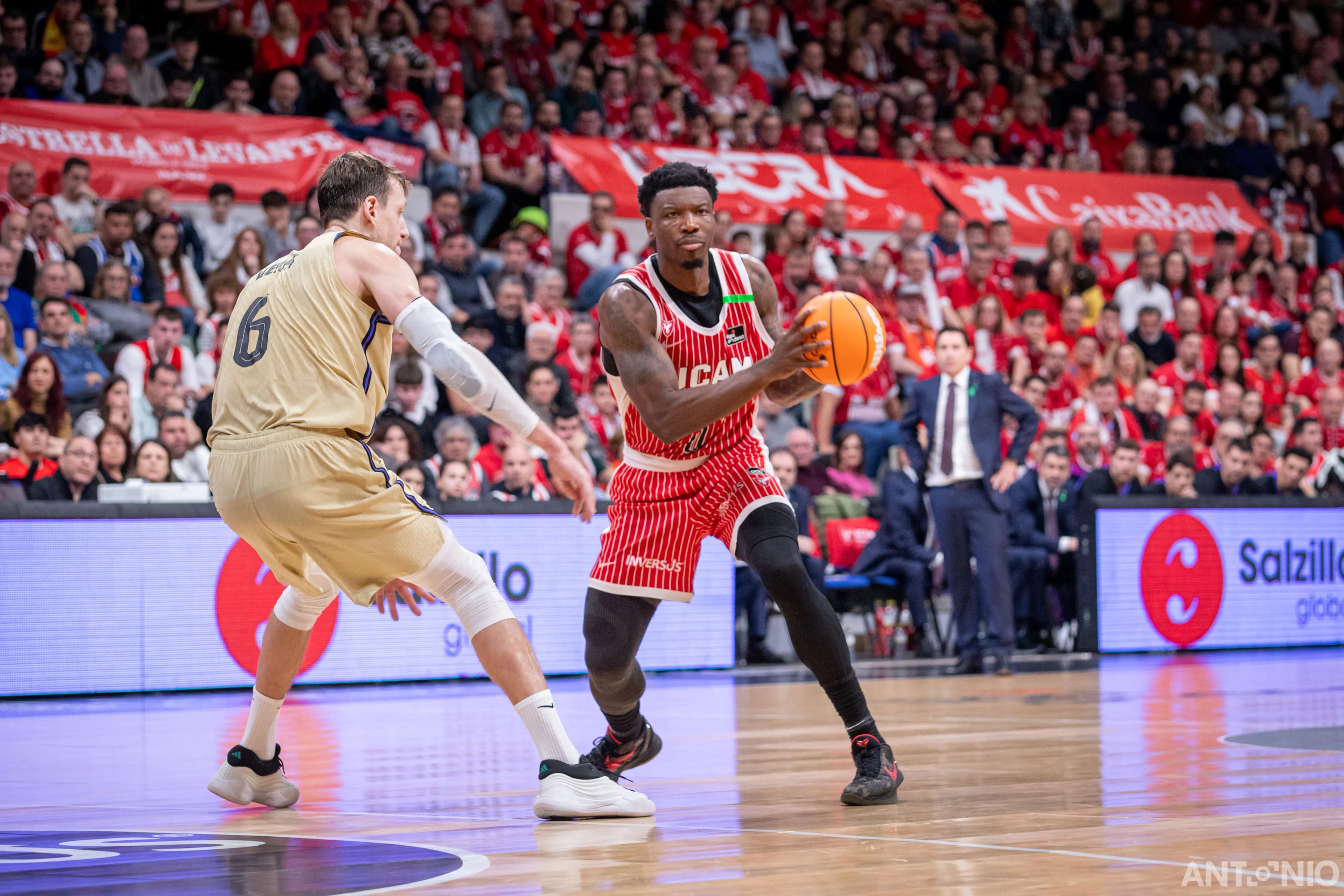 Fotografía 45 de Devontae Cacok en Cast To Cast Baloncesto.
