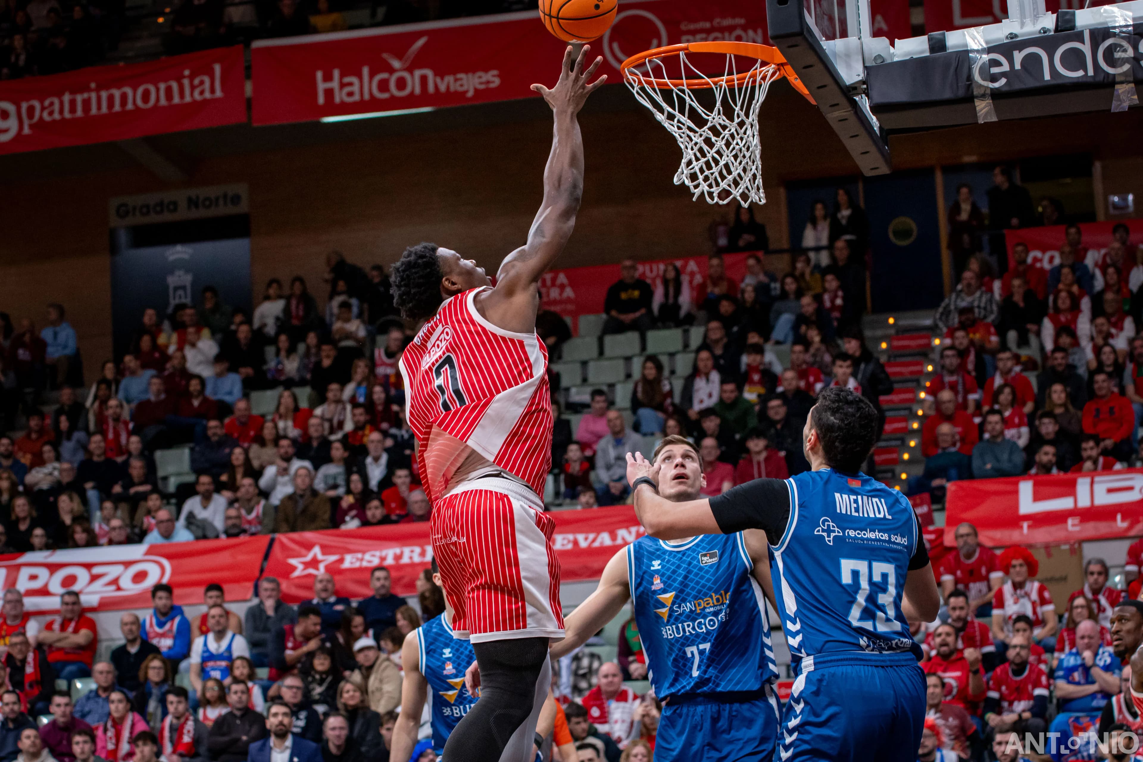 Fotografía 46 de Devontae Cacok en Cast To Cast Baloncesto.