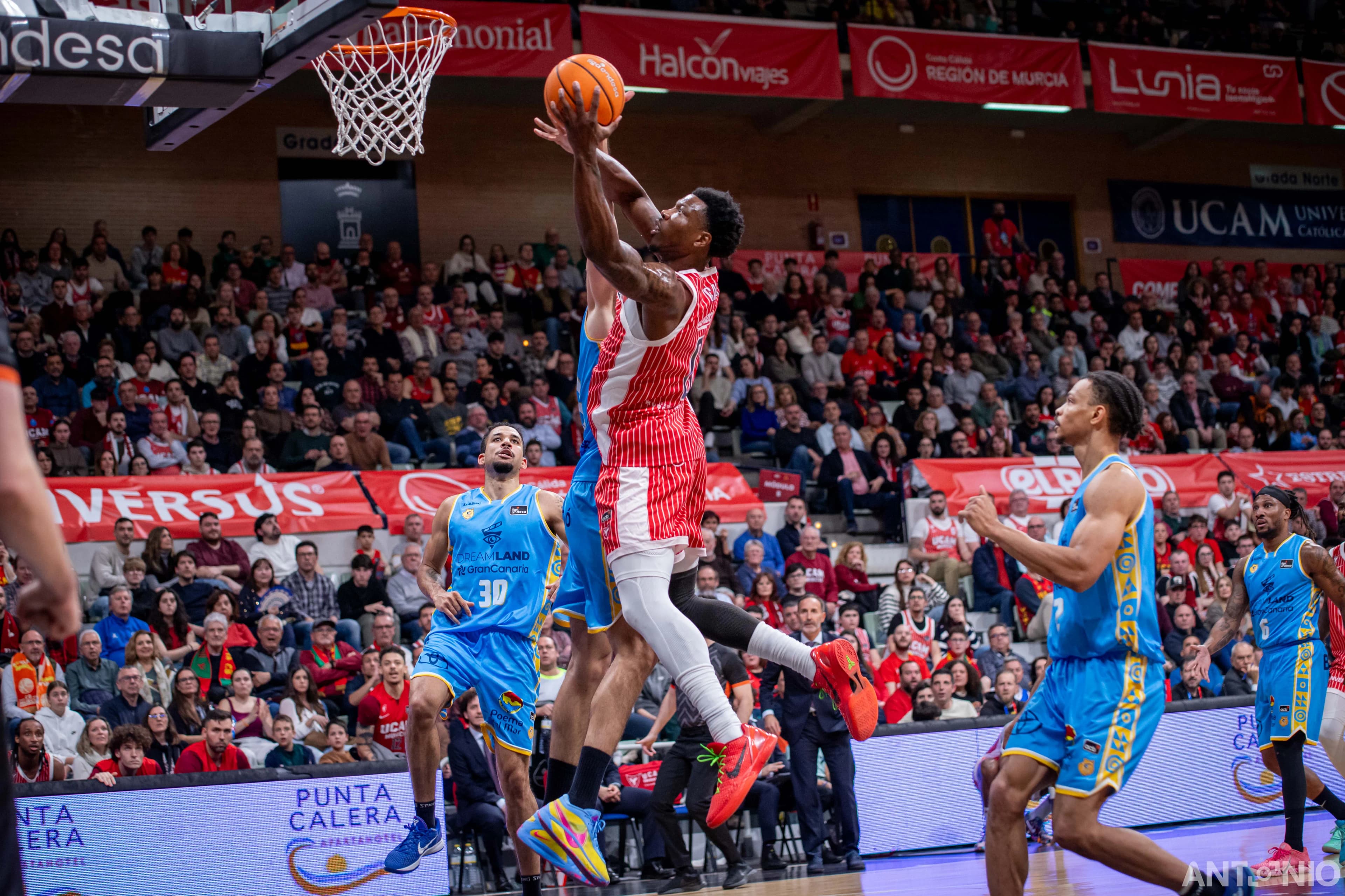 Fotografía 5 de Devontae Cacok en Cast To Cast Baloncesto.
