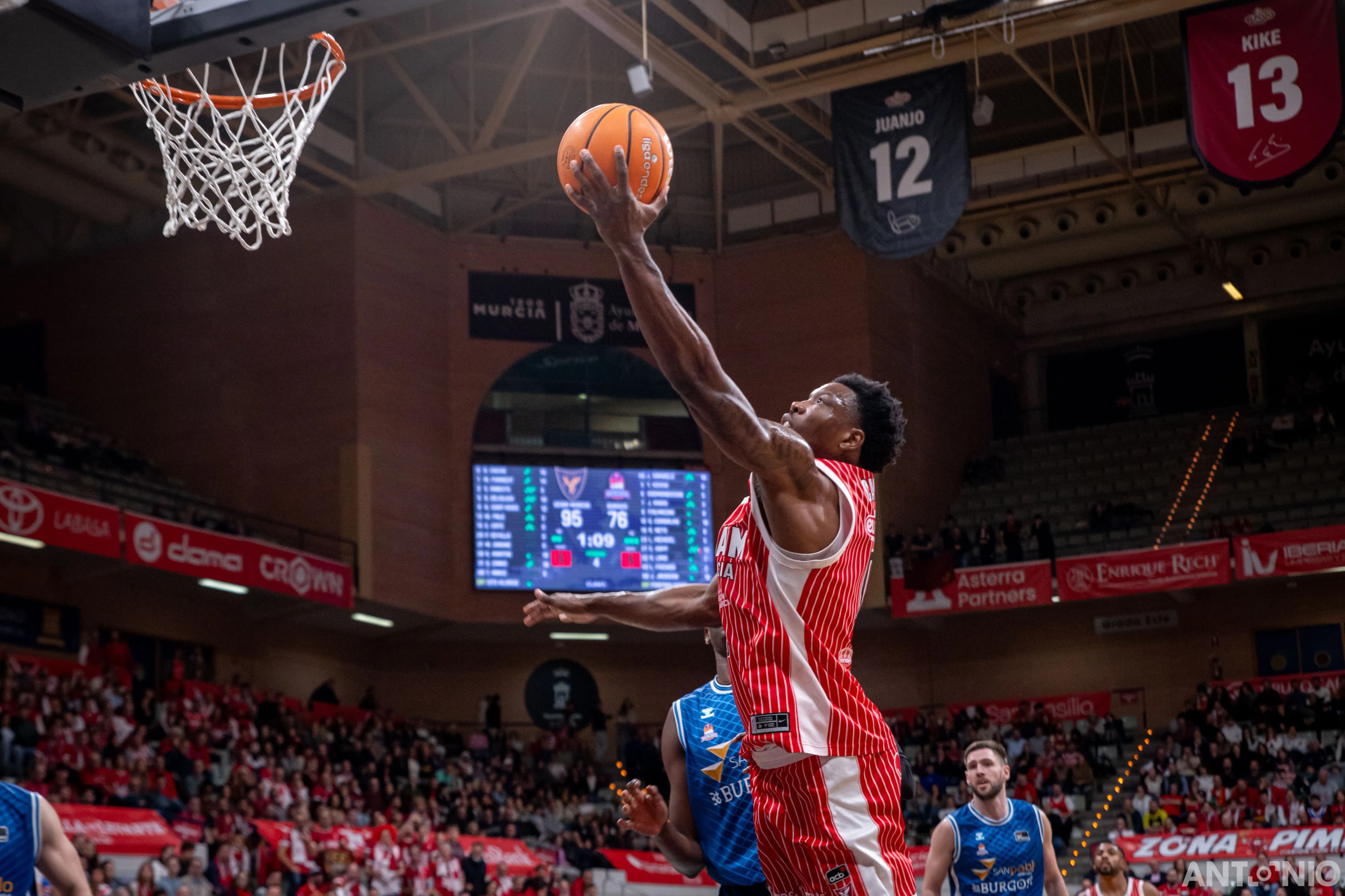 Fotografía 50 de Devontae Cacok en Cast To Cast Baloncesto.