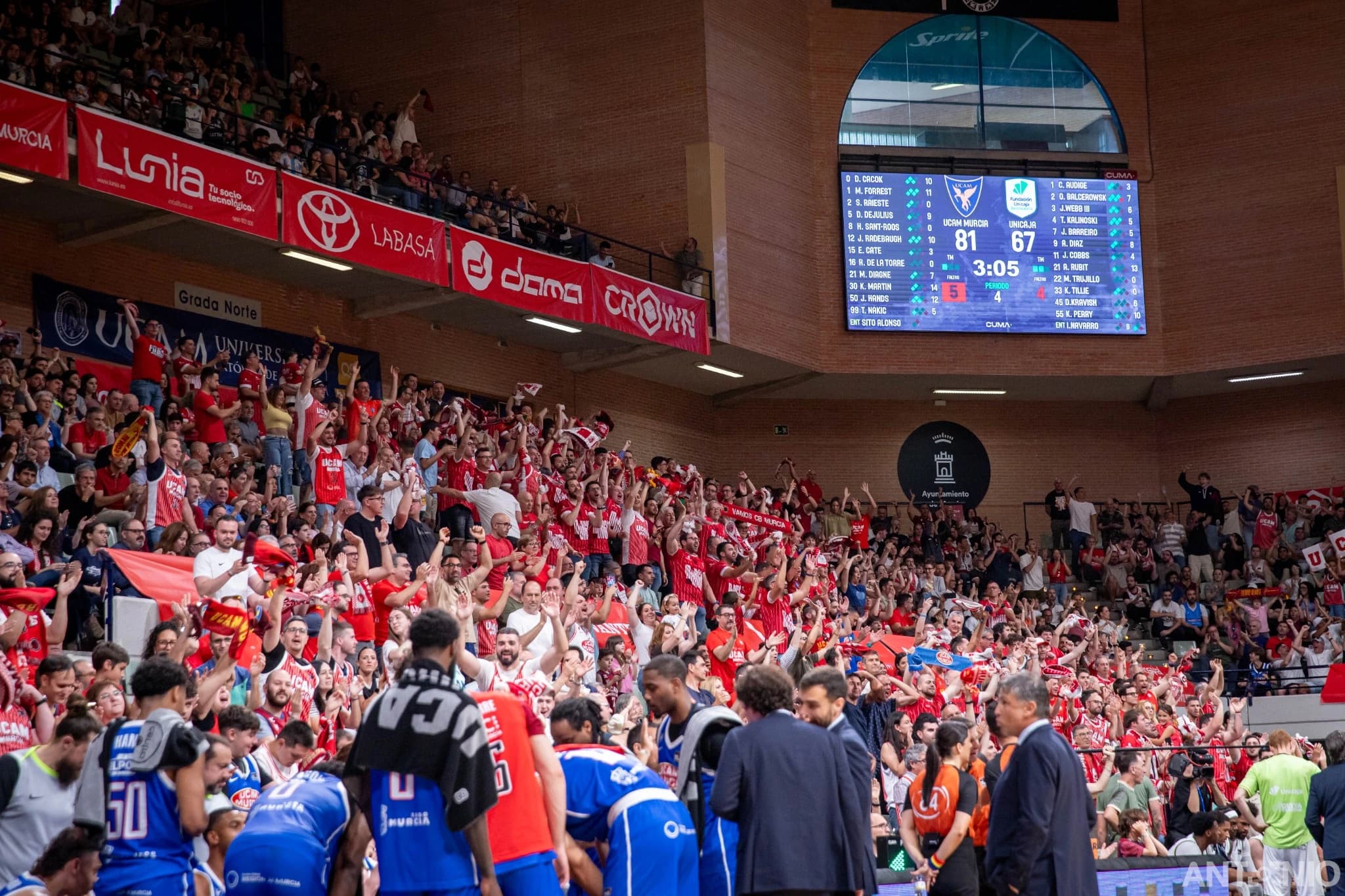 Ambiente de baloncesto en el UCAM Murcia - Unicaja.